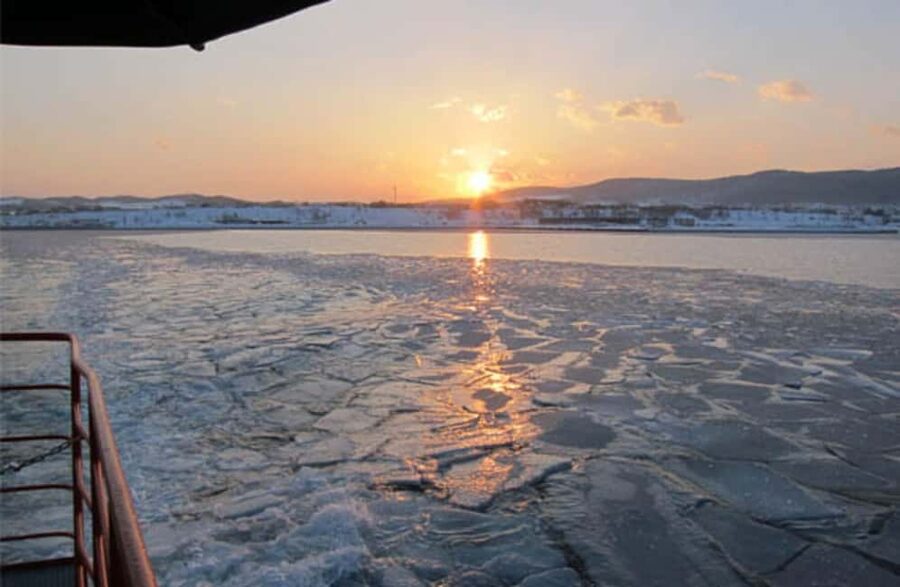 Hokkaido Asahiyama Zoo, Icebreaker GARINKO GO Sunset Tour - Riding GARINKO GO III through drift ice